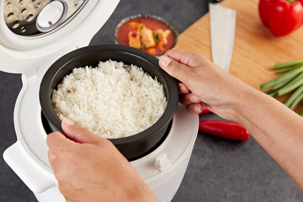 Tsuki rice cooker in white lifting Shinsei bowl of rice