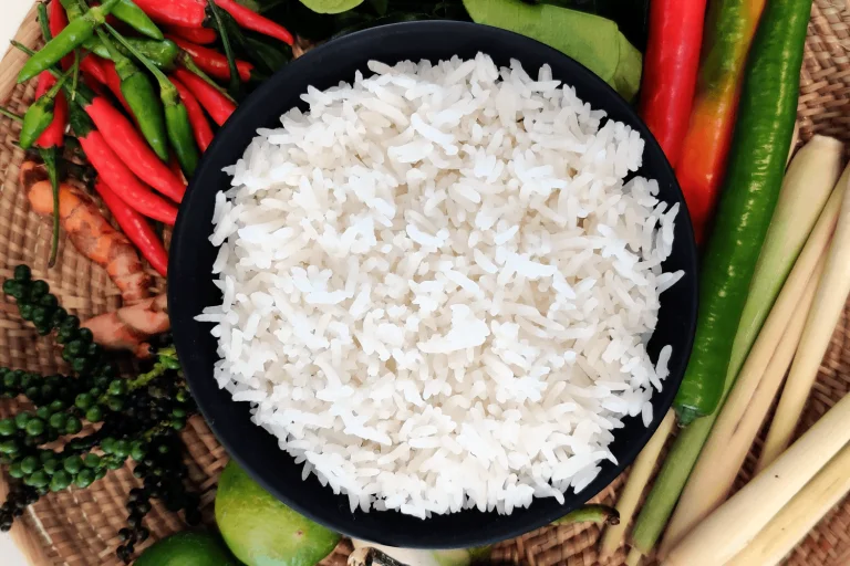 Hom-Mali circondato da ingredienti
