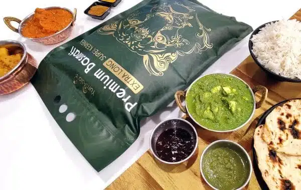 Super-Kernel-Basmati-Rijst-op-tafel-met-Indiaas eten