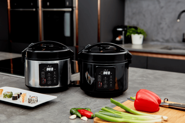 Dark and Light colours of Kumo rice cooker with food US version